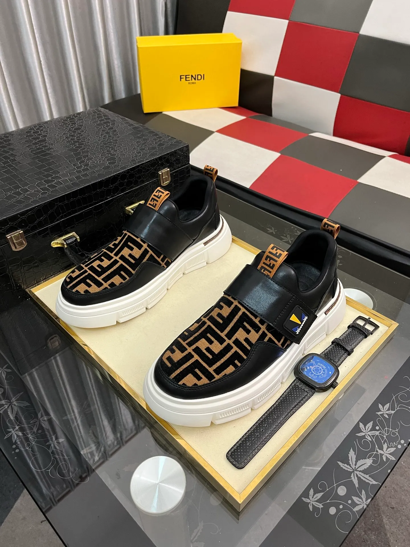 Men's Men's Shoes💰420⌚️⌚️[FENDI] Fendi's classic and comfortable men's, this complex sneaker is made of soft calfskin➕genuine leather lining➕original ultra-light rubber material with rough outsole. This unique light style is suitable for the casual and refined sensibility of this season. It is comfortable and natural on the feet. It is an everyday style for casual travel in autumn and winter! Code number: 38−443️⃣Colors available